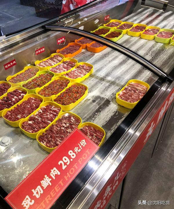 大鏟子炒五花肉可不是要鐵鍋燉，而是在炒底料，涮火鍋啦