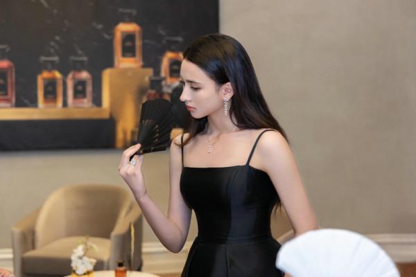 李宛妲出席活動 黑色露肩裙彰顯靈動氣質