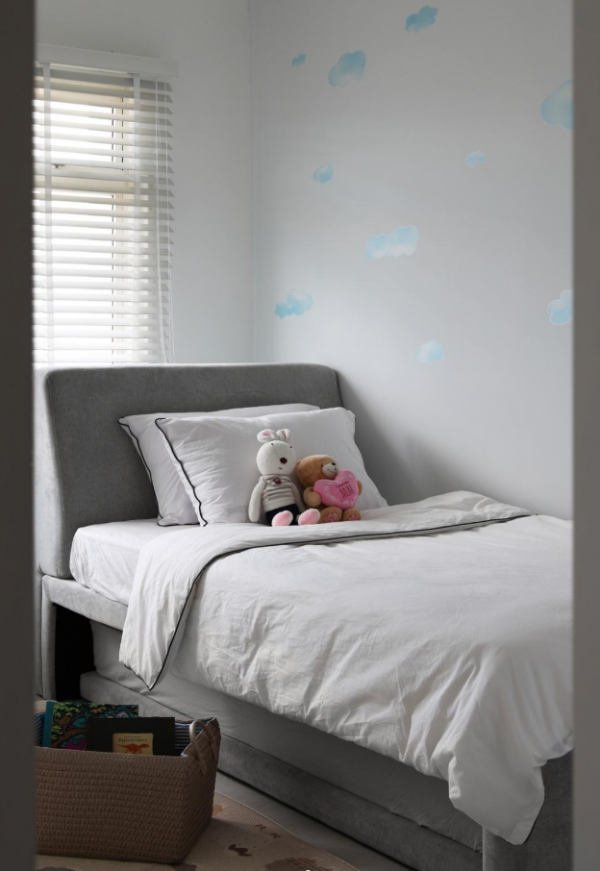 果斷選擇極簡主義風格，整套房子只塗上了白色的大牆，百看不厭