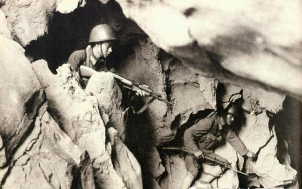 法卡山戰役:最後活下來的戰士相擁而泣,老兵回憶起還心有餘悸 法卡山戰役:最後活下來的戰士相擁而泣,老兵回憶起還心有餘悸