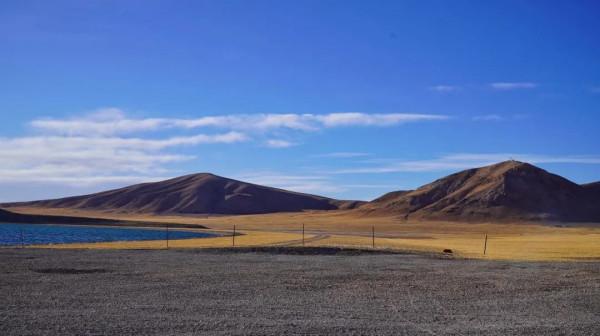 穿越西藏阿里中線,地上只有車轍印,這種路就是轎車能力的極限 穿越西藏阿里中線,地上只有車轍印,這種路就是轎車能力的極限