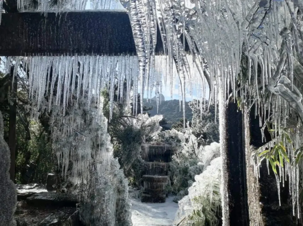 冰凌到貨，三清山成了夢幻般的童話世界