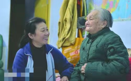 癱瘓保姆被僱主女兒接到家中照顧，親媽卻住進療養院