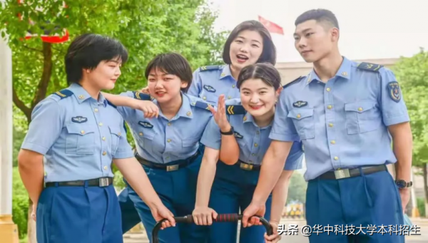 父女都是軍人!她從湖北985畢業後,服役於空降兵某部,獲多項榮譽! 父女都是軍人!她從湖北985畢業後,服役於空降兵某部,獲多項榮譽!