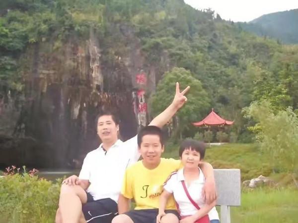 1米8周宏建：14歲考上西安交大少年班，以袖珍媽媽陳么榮為傲