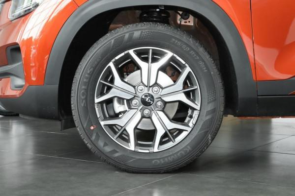 有顏又有料！合資SUV頂配才13.68萬，油耗5.4L，實拍起亞傲跑