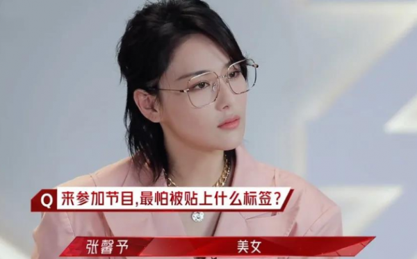 熱巴吐舌、萬茜嘟嘴、倪妮撩頭髮，女星油膩起來就沒男星什麼事了