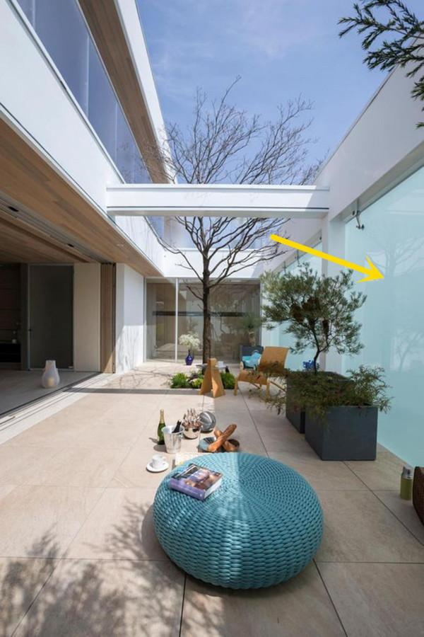 日本住宅的院子,圍牆愛用玻璃板,表面漂亮實際沒國內紅磚牆結實 日本住宅的院子,圍牆愛用玻璃板,表面漂亮實際沒國內紅磚牆結實