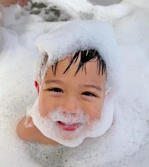 溫馨！胡杏兒一家入住酒店度假，分享與兩個兒子同浸泡泡浴合照