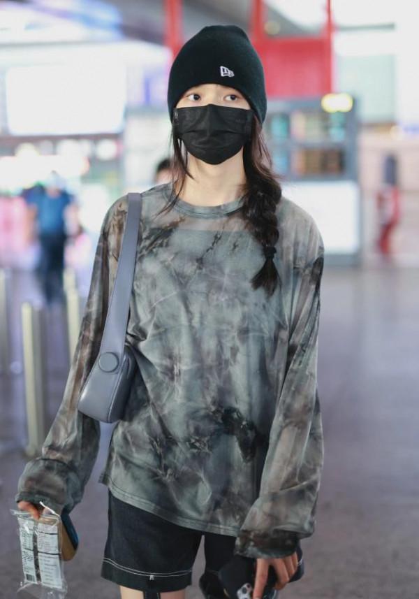 林允又帶火了“懸空褲”，故意把大腿去一截，不料超顯腿長