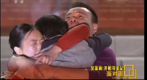 為尋找被拐賣27年的弟弟，她挖開了父母的墳墓，結局感人至深