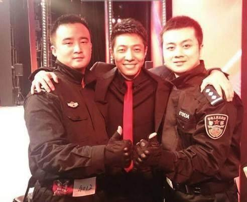 當明星和警察合影：黃渤氣質秒變嫌疑犯，撒貝南機智摟肩不尷尬