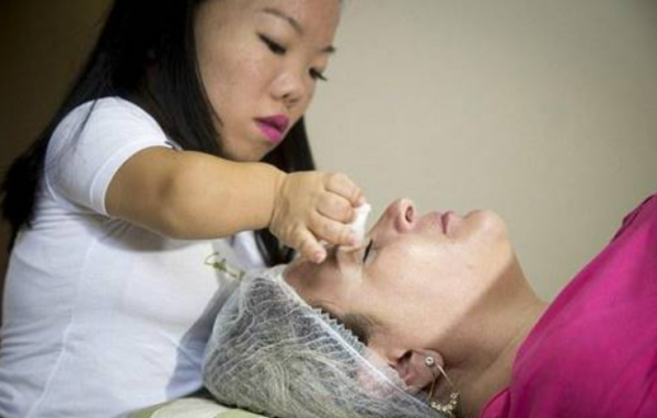 世界最矮夫妻，加起來不足2米，婚姻幸福卻略有遺憾：不敢要孩子