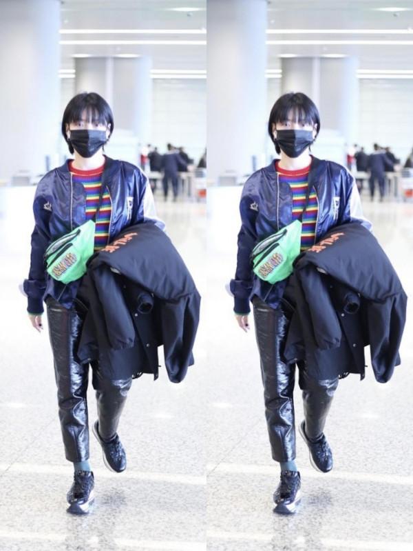 吳莫愁的衣品比唱功還厲害，渾身穿得亮閃閃的，真讓人移不開眼