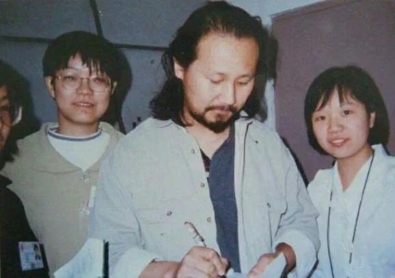 喝酒喝到家財散盡，妻子暴走，老來喪女的騰格爾如今“悔”了嗎？