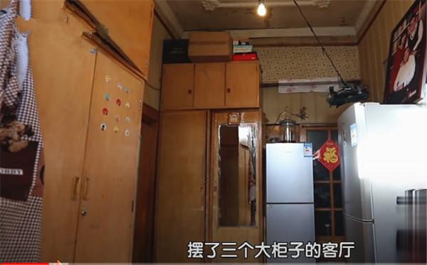 北京1家3口蝸居30㎡一居室,室內全用膠條封著?網友:咋住 北京1家3口蝸居30㎡一居室,室內全用膠條封著?網友:咋住