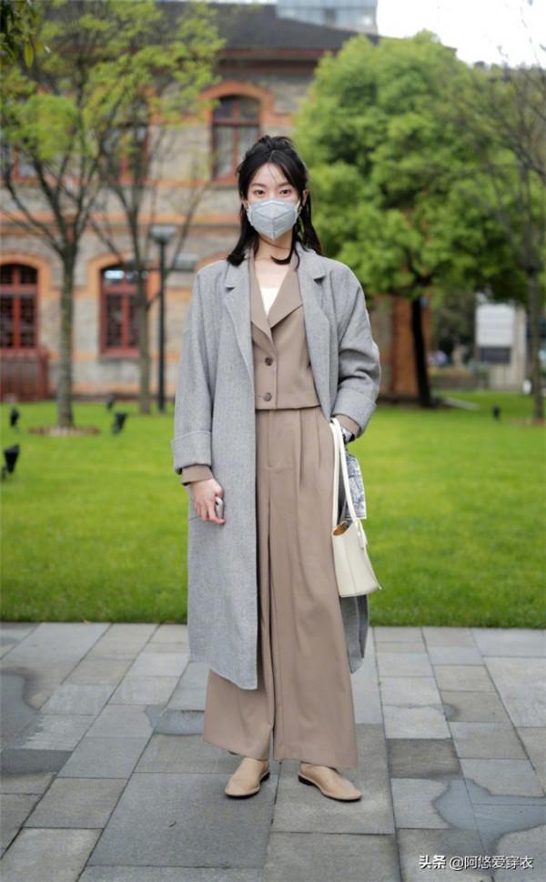今秋流行一種穿法，叫“長外套+平底鞋”，洋氣顯高，特有範兒