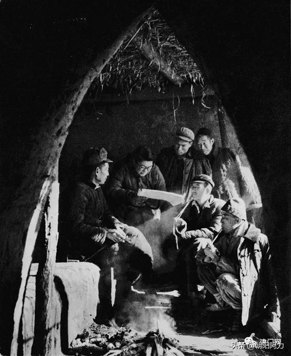 五十年代催人奮進的老照片：毛主席來到十三陵水庫參加義務勞動