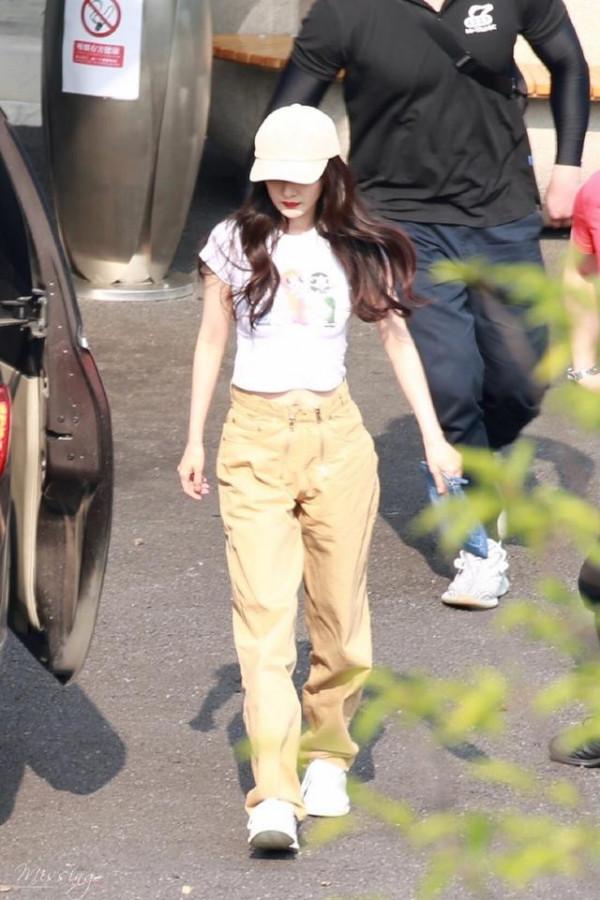 楊冪不愧是“帶貨女王”,燕尾皮衣配荷葉邊長裙,滿屏幹練與唯美 楊冪不愧是“帶貨女王”,燕尾皮衣配荷葉邊長裙,滿屏幹練與唯美