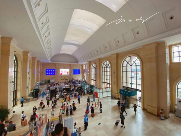 實拍山東青島百年火車站，面朝大海，還被譽為“中國最美火車站”