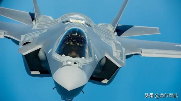 罕見，官方證實J16D強大足以匹敵F22，專家：F22單挑沒優勢