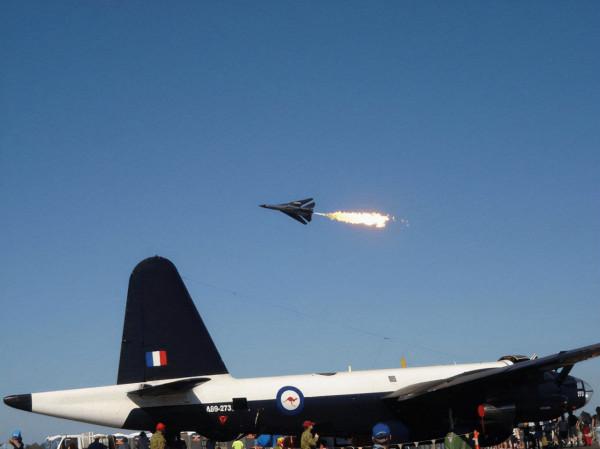 C17飛得比房子還低,高度幾十米穿樓群,澳大利亞飛行員這麼猛? C17飛得比房子還低,高度幾十米穿樓群,澳大利亞飛行員這麼猛?