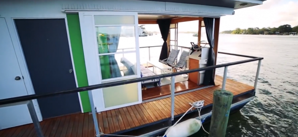 男子花百萬將家搬到水面上 12㎡漂浮小屋每月管理費至少三千