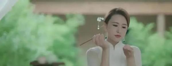 央視主持張蕾七夕打扮美翻天，穿旗袍戴髮簪，精緻似弄堂裡的貴婦