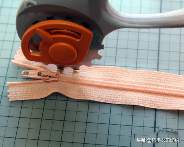 舊衣褲的拉鍊剪下來後，用鉤針戳一圈就有無數的收納