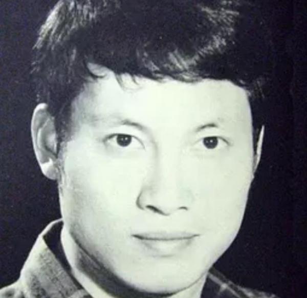 2006年董驃去世，葬禮上成龍曾志偉扶靈，四妻七子為何不爭奪遺產