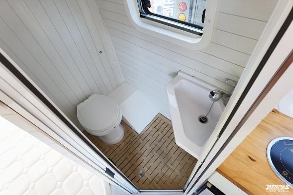 400Ah鋰電池配800W風感式太陽能!適合2人旅行的V90房車 400Ah鋰電池配800W風感式太陽能!適合2人旅行的V90房車