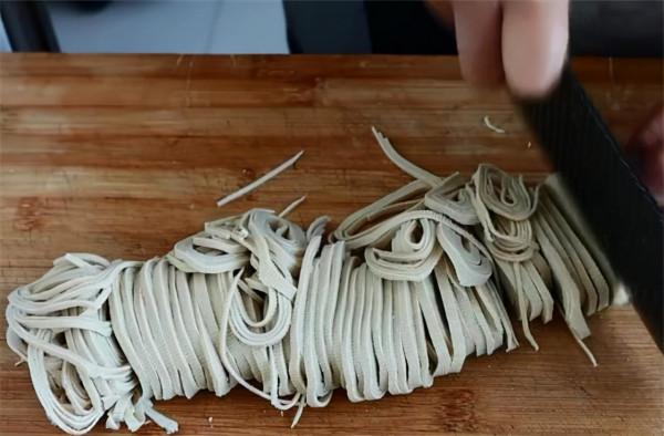 砂鍋米線怎麼做才好吃？在家做很簡單，一次做一大鍋，實在太香了