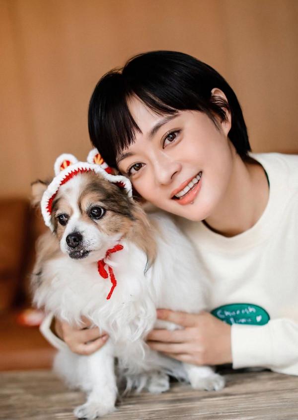 孫儷新年&OpenCurlyDoubleQuote;全家福&rdquo;好特別！穿衛衣和貓狗拍合照，私服造型太封神