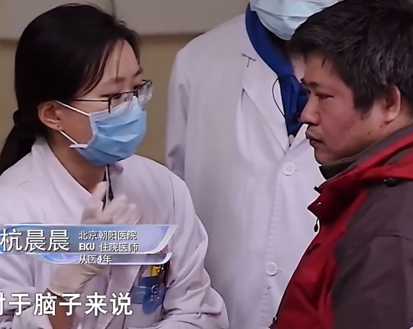 76歲老人心臟停跳半小時，搶救即將無效，2歲小孫子的話喚醒奶奶