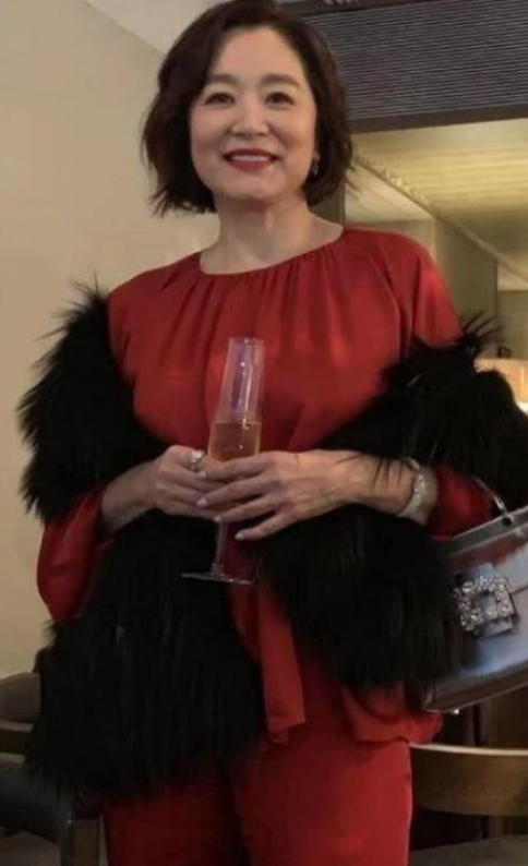 66歲林青霞真是優雅到骨子裡,紅色套裝配黑皮草,高階不說還貴氣 66歲林青霞真是優雅到骨子裡,紅色套裝配黑皮草,高階不說還貴氣