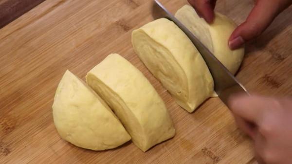 新疆特色美食羊腿麵包，表皮酥脆，裡面滿滿都是肉，真是太美味了