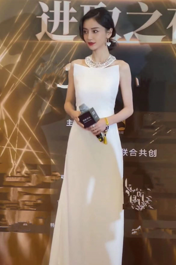 時尚盛典女星生圖：baby清冷，蔡少芬笑出法令紋，婁藝瀟發福明顯