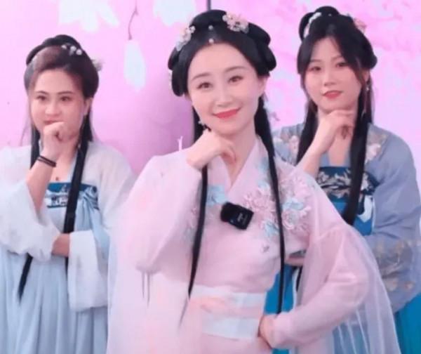 唐嫣秘密生子?鍾麗緹過生日,舒暢穿漢服直播,劉濤父親去世 唐嫣秘密生子?鍾麗緹過生日,舒暢穿漢服直播,劉濤父親去世