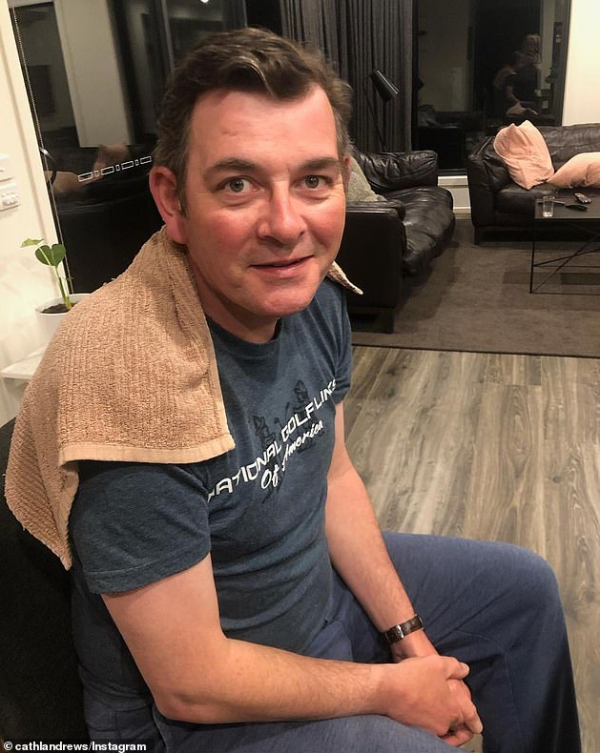 上班形象得體，度假放飛自我？維州州長“鬍子拉碴”照片引熱議