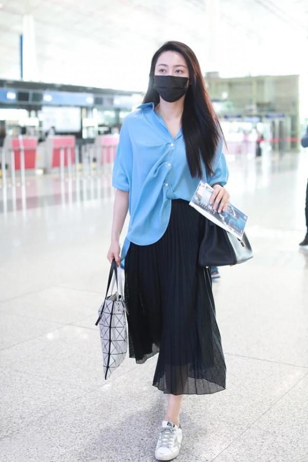 原來黃夢瑩也是衣架子,襯衫不“好好穿”也精緻,配裙子意外高階 原來黃夢瑩也是衣架子,襯衫不“好好穿”也精緻,配裙子意外高階