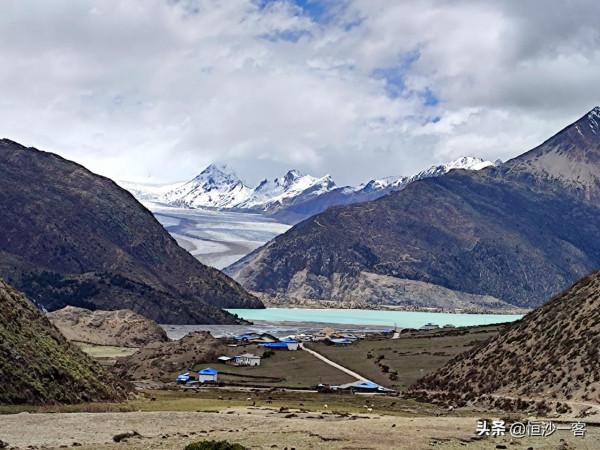 站在村口，見冰川自天邊來，兩湖水一白如牛奶，一綠如翡翠