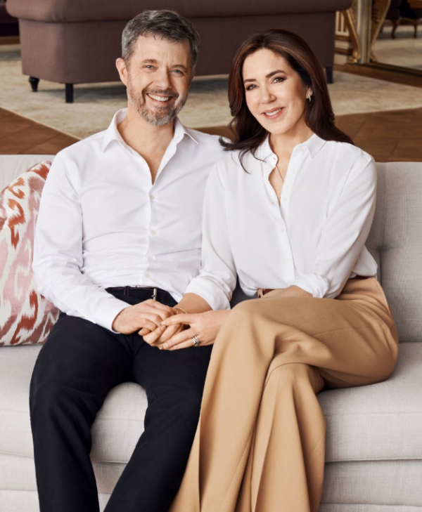 50歲瑪麗慶生照，和王儲老公穿情侶裝，同款白襯衫清爽減齡又貴氣