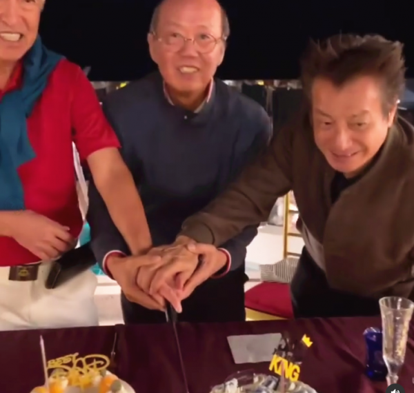 石修奢華豪宅慶71歲生日，全家福曝光，妻子氣質好兒子兒媳顏值高