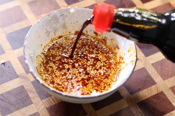 過年做涼拌菜，記住2款“通用涼拌汁”，葷菜素菜都適用，味道香