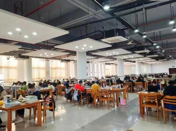 還記得她嗎，一張照片改變命運，時隔30年已從淋雨者變成撐傘人