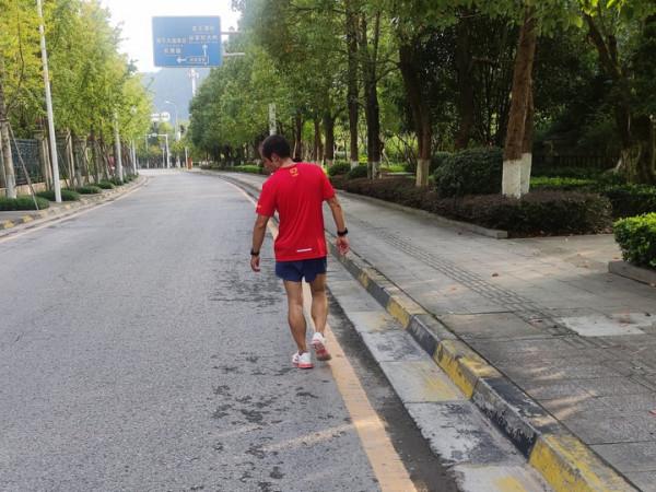 咕咚智慧跑鞋21K馭風體驗 緩震媲美亞瑟士 軟彈媲美李寧䨻