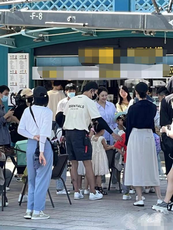 網友歡樂谷偶遇張雨綺，與小孩互動超溫柔，生圖奶油肌零瑕疵