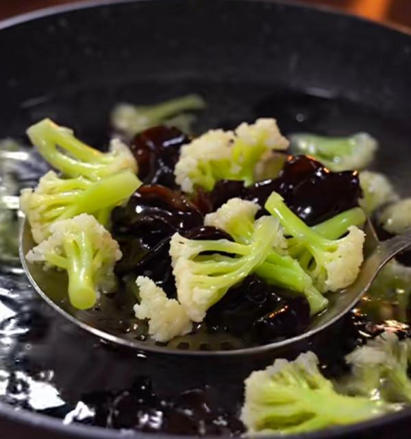 中午一菜一湯，有葷有素，做法簡單，減肥的閨蜜直給我豎大拇哥