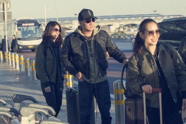 胡軍一家亮相，齊穿飛行員外套出街似走秀，20歲的女兒很有超模範