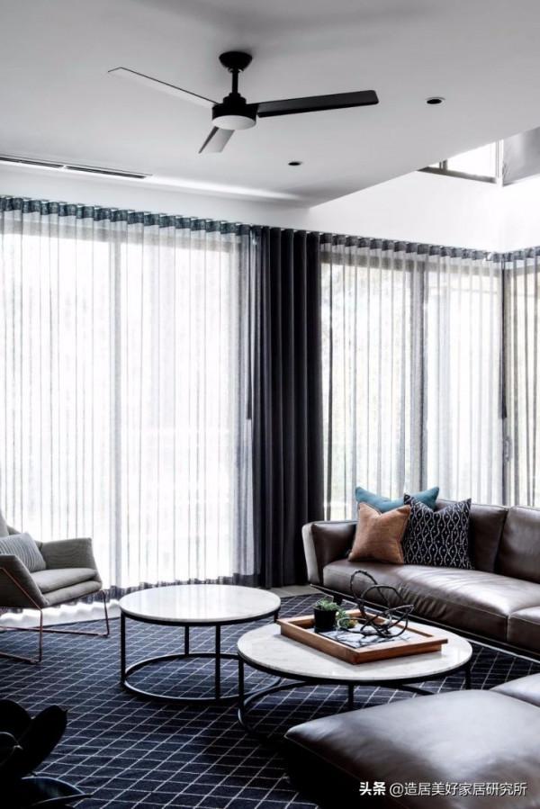 別猶豫，打通客廳和陽臺之後窗簾應該安裝在這